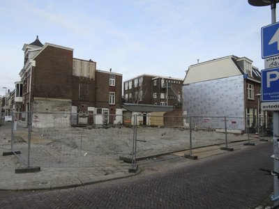 907404 Gezicht op het braakliggende terrein op de hoek van de Koekoekstraat en de Nieuwe Koekoekstraat (rechts) te ...